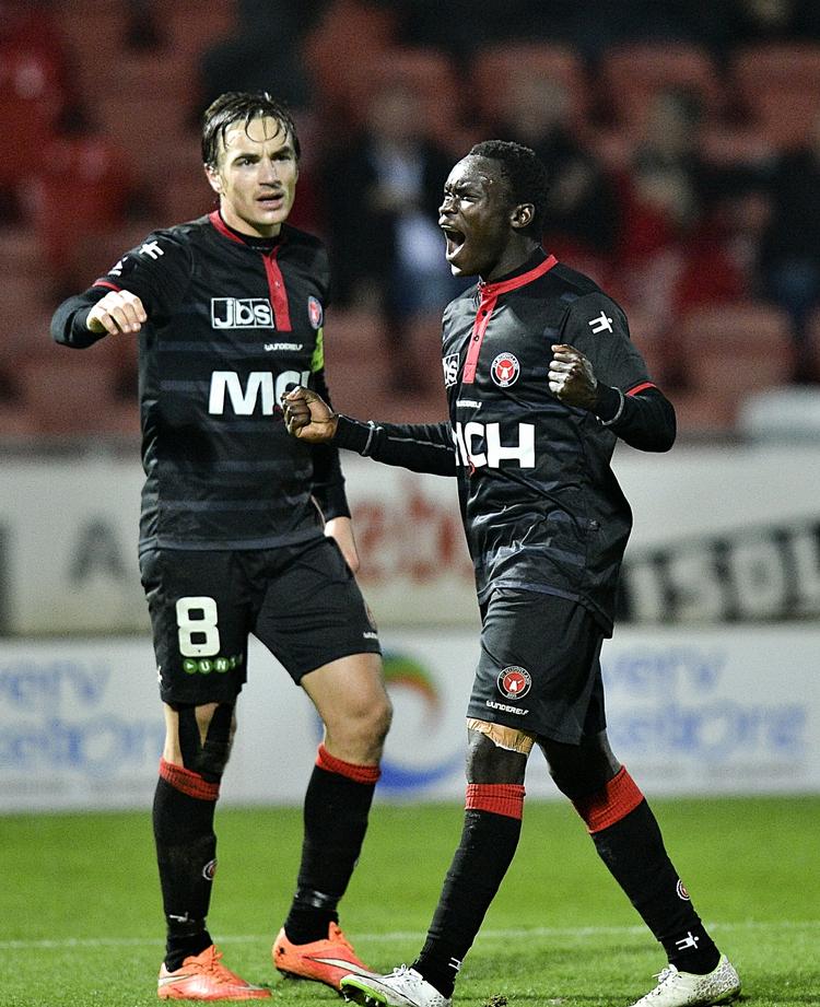 Klasse. FC Midtjyllands Pione Sisto (th) er en af efterårets mest markante spillere i Superligaen. Fredag scorede han igen. 