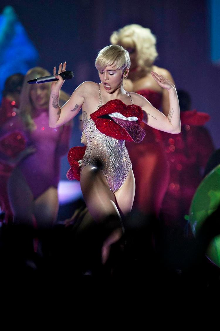 Uregerlig. Den vilde Miley Cyrus og Flaming Lips-frontmanden har været på et par syreture sammen, hvilket har resulteret i et nyt album. 