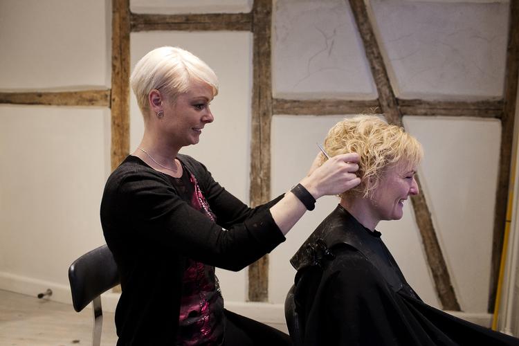 dom. Salonen My-T Sharp i København er en af de mange saloner, hvor dameklip har kostet mere end herreklip. Det må det gerne. Men damer må gerne forlange at få en herreklip. 