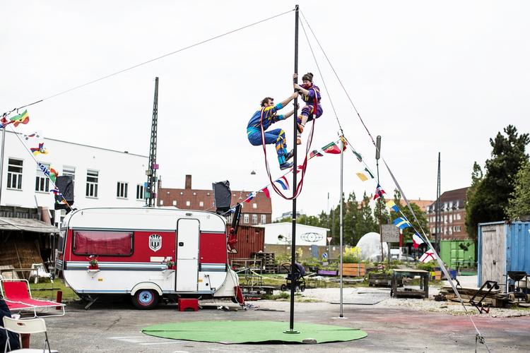 Slumromantik. Mellem nedslidte industribygninger blomstrede i fire år nycirkus, musikfestivaler og kunst. Til marts skal de kreative iværksættere være ud af Prags Boulevard 43. (arkivfoto) 
