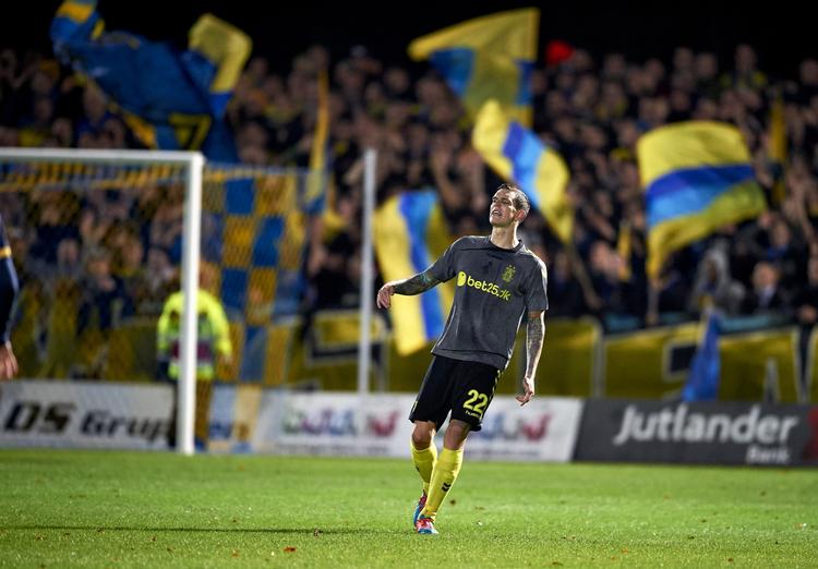 UDSKIFTET. I går gik det galt for Brøndby, da Daniel Agger måtte udgå med en forstrækning i lysken efter første halvleg. 