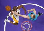 Dunk. Kobe Bryant (tv) og Jeremy Lin var med 21 point hver de mest effektive skytter hos Lakers. 