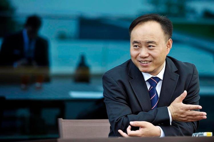 Faldet. Shi Zhengrong på et pressemøde om solenergi i Genève i 2011, mens han stadig var direktør i Suntech. I dag er det uklart, hvor han er, og om han er på vej med en ny virksomhed. 