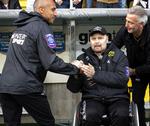 TRÆNERMØDE. Tidligere i år mødtes to VM-bronzevindere fra 1994, Henrik 'Henke' Larsson (tv.) og den nyligt afdøde Klas Ingesson (siddende) som trænere i Allsvenskan i en kamp mellem Falkenberg og Elfsborg. 