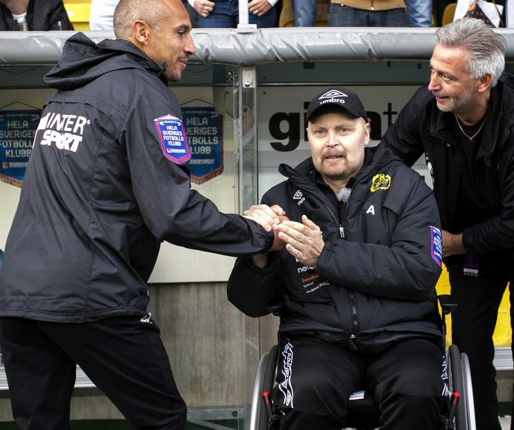 TRÆNERMØDE. Tidligere i år mødtes to VM-bronzevindere fra 1994, Henrik 'Henke' Larsson (tv.) og den nyligt afdøde Klas Ingesson (siddende) som trænere i Allsvenskan i en kamp mellem Falkenberg og Elfsborg. 