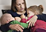 27-årige Nikoline Mosegaard Hannibal ammer sin 2-årige datter Laurine.