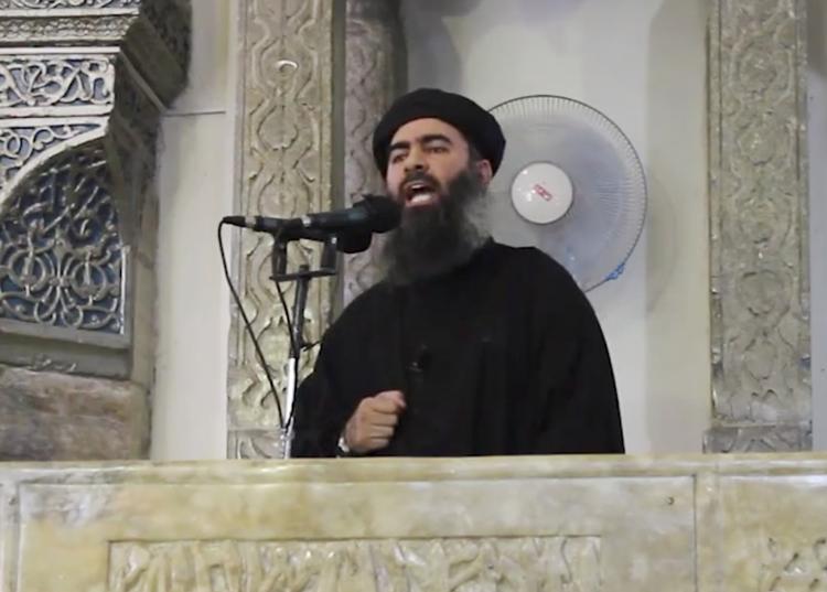 Leder. Billedet af Abu Bakr al-Baghdadi i en moske i Irak er taget fra en video, som Islamisk Stat har lagt online i juli i år. Videoen er muligvis den eneste offentlige optræden af den mytiske leder. AP har verificeret indholdet. 