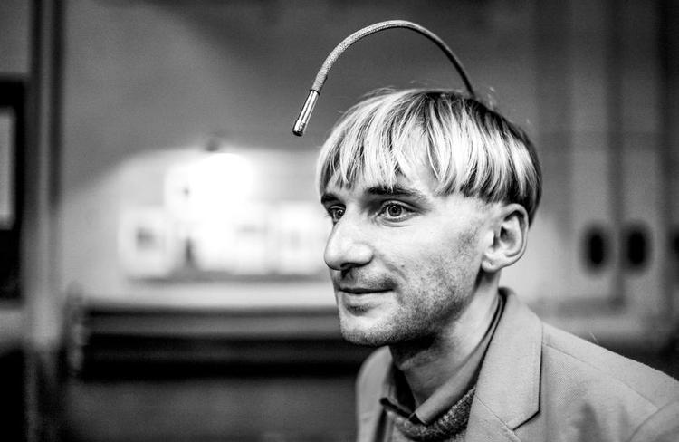 CYBORG. Neil Harbisson har fået opereret en antenne fast på kraniet, der gør ham i stand til at høre farver. 