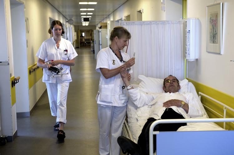 Løftes. Overbelægningen på hovedstadens sygehuse lægger et massivt pres på både patienter og personale. 