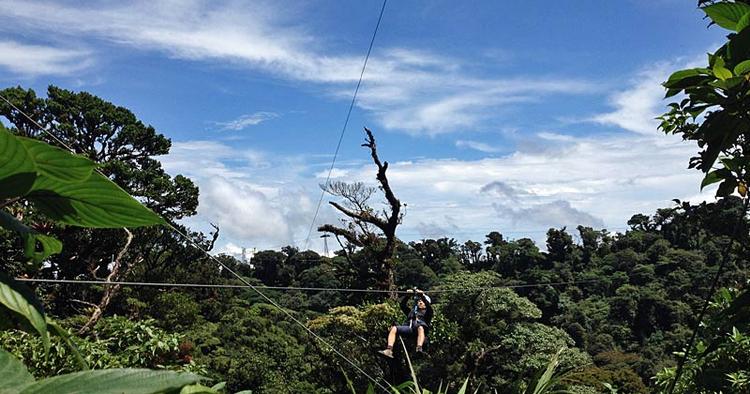 Sus. Stålwirerne fra de ni kabelbaner, der udgør den knap 4 kilometer lange svævebane, går på kryds og tværs over naturreservatet Monteverdes tågeskov. Her er det turisten Jiogi Suyama fra São Paolo, der udfordrer sig selv. 