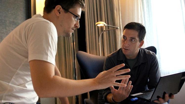 Tæt. Filmen følger tæt Edward Snowdens samarbejde med journalisten Glenn Greenwald og dokumentaristen Laura Poitras for at afsløre aflytningen fra den amerikanske sikkerhedstjeneste NSA. Foto: Trevor Paglen/Citizenfour 