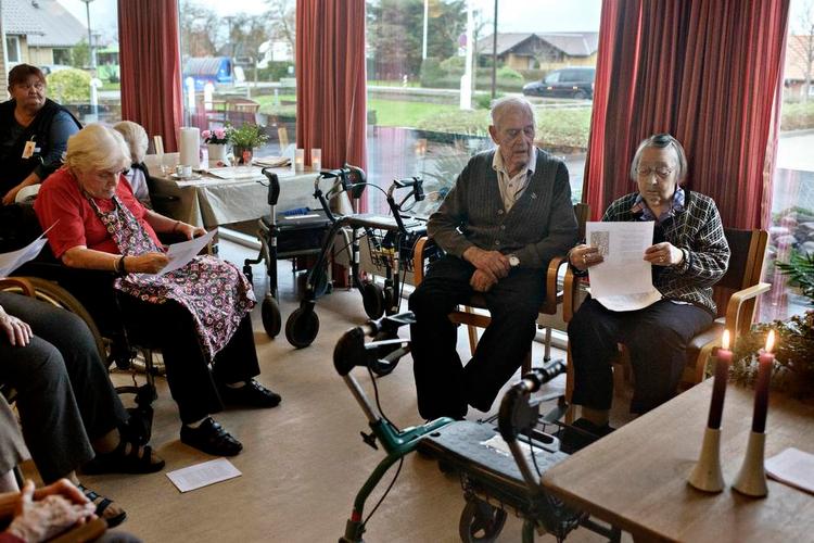 Ord. Sonia Lerchen, Orla Madsen og Helga Knudsen er med i læsegruppen på plejehjemmet Kildebakken hver onsdag. 