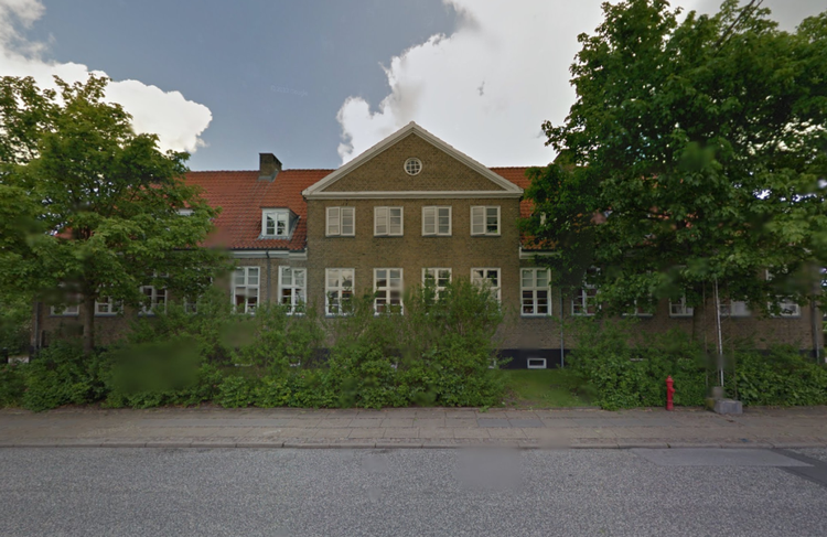SKOLE. Det er på denne skole, at politiet ikke tager nogle chancer, efter en person har indtelefoneret en trussel. 