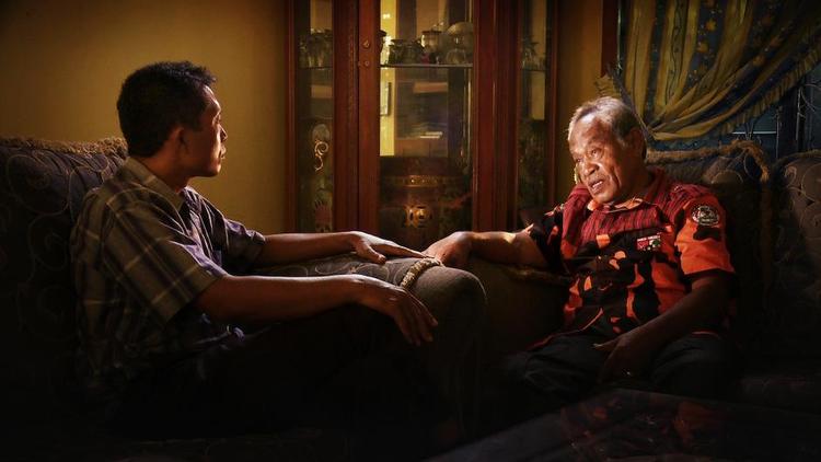 Konfrontation. Adi, hvis bror blev myrdet af en dødspatrulje i 1960'ernes Indonesien, konfronterer Amir Siahaan, dengang en højtstående befalingsmand i den dødspatrulje, der dikterede drabet. 