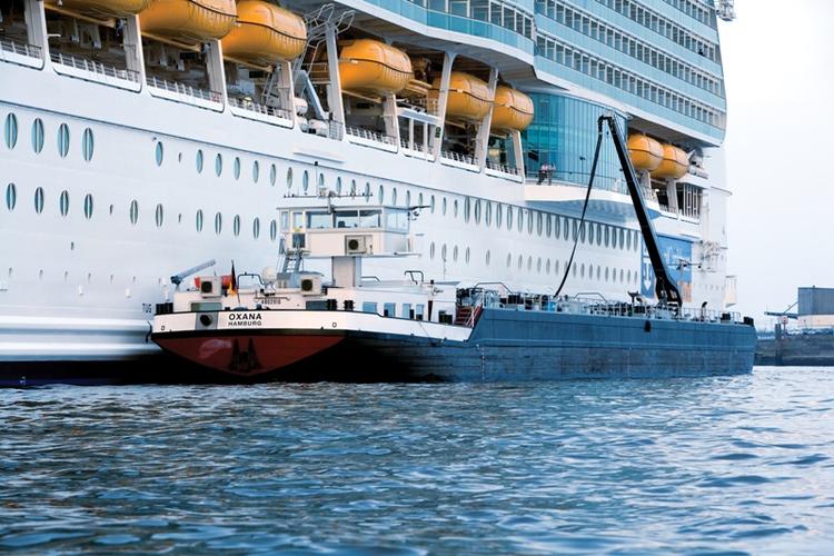 Forsyningsskib. OW Bunker lever af at sælge olie til skibe. Her er det i Tyskland. 