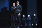 Sindssygt musikalsk. Christian Damsgaard og Tor Lind som den gale Fyrst Gesualdo og hans skygge med sangerne fra Musica Ficta i baggrunden. 