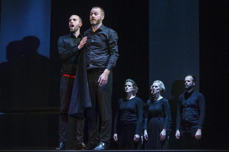 Sindssygt musikalsk. Christian Damsgaard og Tor Lind som den gale Fyrst Gesualdo og hans skygge med sangerne fra Musica Ficta i baggrunden. 