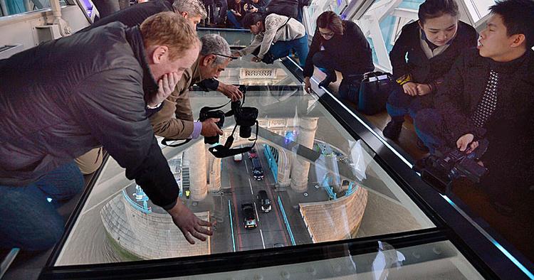Svedigt. Sådan kan man nu opleve udsigten fra Londons berømte Tower Bridge. 