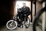 Cykelstol. Jesper Bertelsen har været lam i benene, siden han for snart ni år siden faldt gennem et snedækket ovenlysvindue under en nytårsfest i det tidligere Ungdomshuset på Jagtvej. (arkivfoto) 