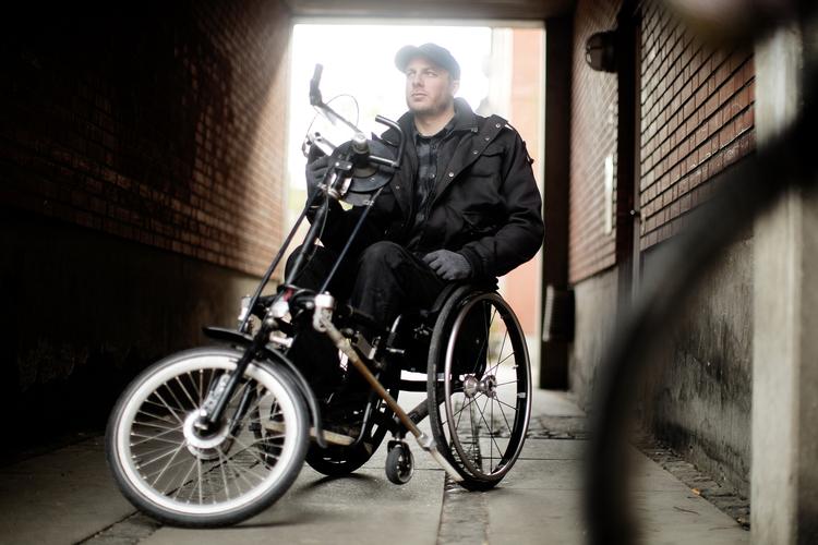 Cykelstol. Jesper Bertelsen har været lam i benene, siden han for snart ni år siden faldt gennem et snedækket ovenlysvindue under en nytårsfest i det tidligere Ungdomshuset på Jagtvej. (arkivfoto) 