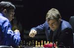 topmøde. Verdensmester Magnus Carlsen (th) virkede rystet og presset under store dele af tredje parti i VM-kampen mod den tidligere verdensmester, Vishwanathan Anand (tv). 