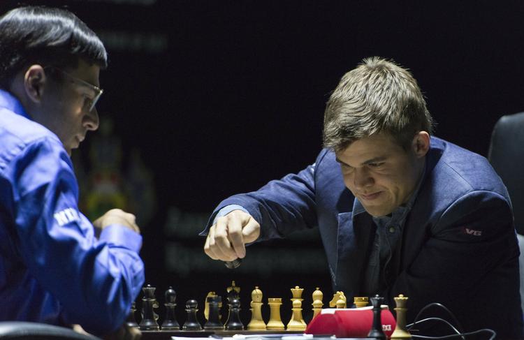 topmøde. Verdensmester Magnus Carlsen (th) virkede rystet og presset under store dele af tredje parti i VM-kampen mod den tidligere verdensmester, Vishwanathan Anand (tv). 