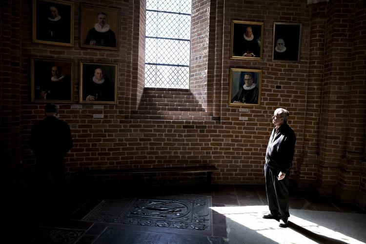 Biskopper. Jan Lindhardt ved portrætterne af Roskildes biskopper gennem tiderne. Billedet er taget, da han selv trådte tilbage som biskop i 2008. 