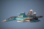 Jagerfly. Det russiske jagerfly SU-34 fotograferet uden for Norges kyst af norske F-16-fly. 