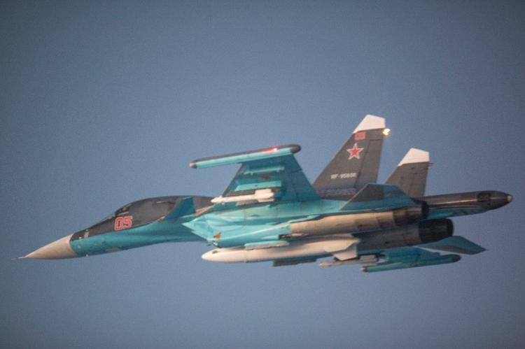 Jagerfly. Det russiske jagerfly SU-34 fotograferet uden for Norges kyst af norske F-16-fly. 