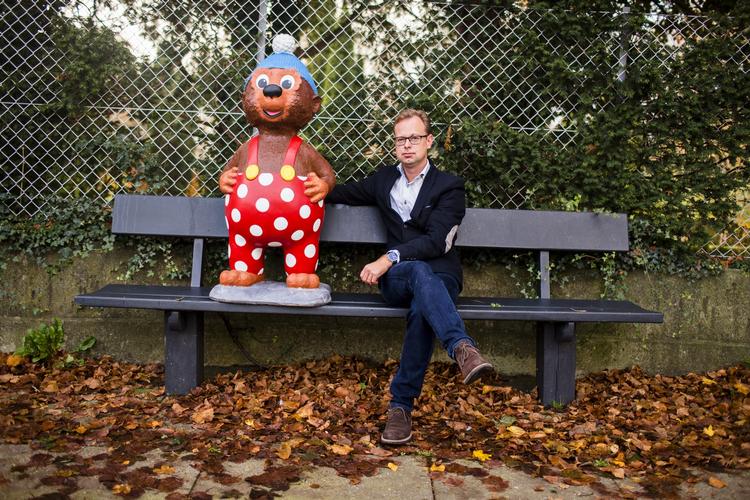 Makkerskab. Michael Benzon forlod Warner Brothers og tog Rasmus Klump i hånden og førte ham og hans venner videre ud i verden. 