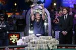 Champ. Martin Jacobson med 10 millioner dollar foran sig og det prestigefyldte diamantarmbånd i næverne, der vil være et evigt symbol på sejren. 