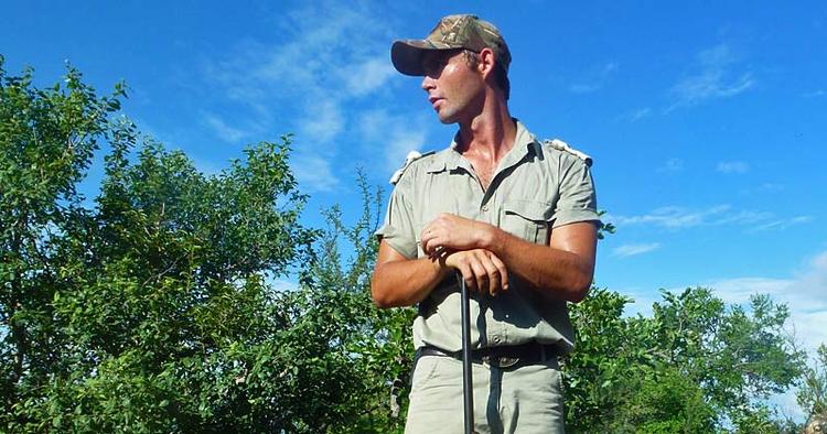 Opmærksom. På en vandretur i Kruger Nationaloark er geværet en uundværlig del af rangeren Clayton Wallis' udstyr. 