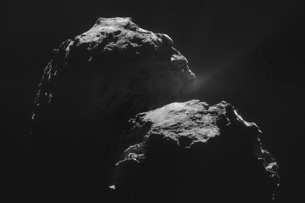 Kometen 67P/Churyumov-Gerasimenko set 31,8 kilometer fra kometens midte. I denne skala svarer billedets bredde ca til 4,6 km X 3,8 m på kometens overflade. 