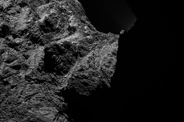 Kometen 67P/Churyumov-Gerasimenko set ca 30 kilometer fra kometens overflade. I denne skala svarer billedets bredde ca til 1,1 km X 1,1 km på kometens overflade. 