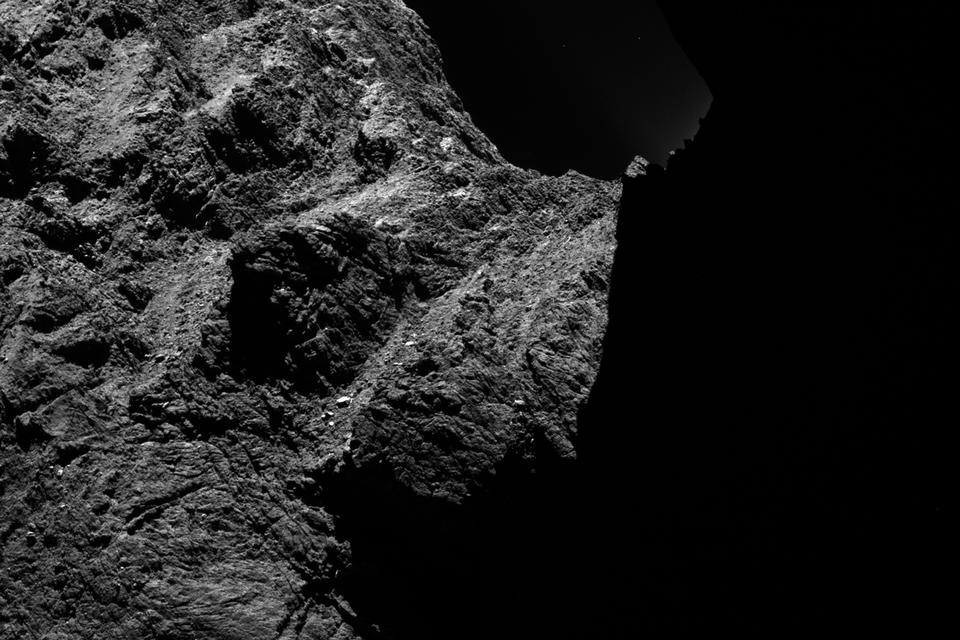 Kometen 67P/Churyumov-Gerasimenko set ca 30 kilometer fra kometens overflade. I denne skala svarer billedets bredde ca til 1,1 km X 1,1 km på kometens overflade. 