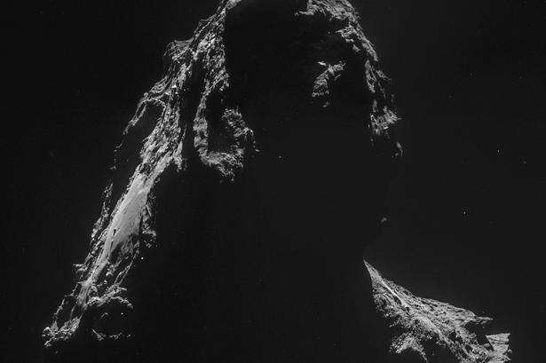 Kometen 67P/Churyumov-Gerasimenko set 33,4 kilometer fra kometens midte. I denne skala svarer billedets bredde ca til 4,1 km X 4,1 km på kometens overflade. 