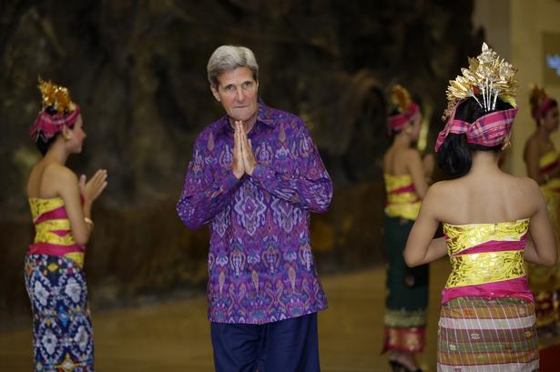 Obama sendte i 2013 John Kerry til Apec-topmødet - og direkte ind i en balinesisk skjorte. 