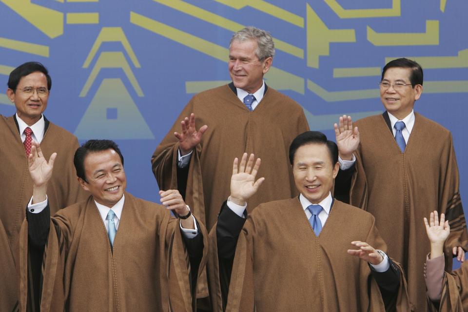 Topmøde-deltagere i peruvianske ponchoer i 2008. 
