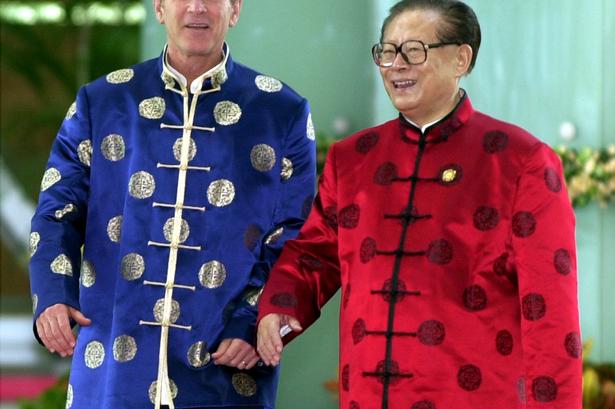 USA's præsident George W. Bush and hans kinesiske kollega Jiang Zemin ved topmødet i Kina i 2001. 