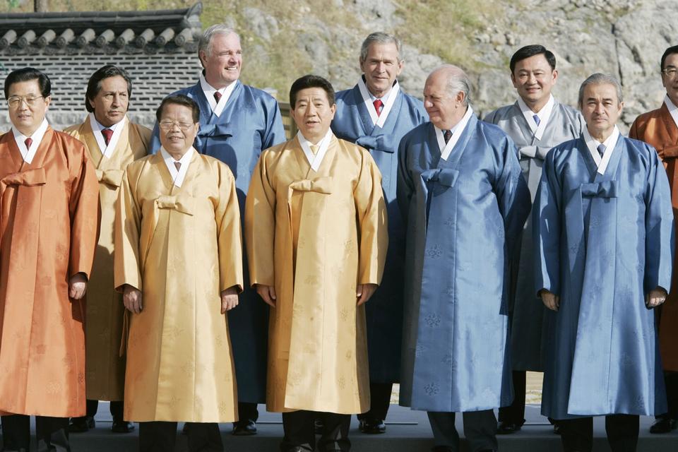 Apec-ledere blandt andre George W. Bush til topmøde i i Sydkorea i 2005. 