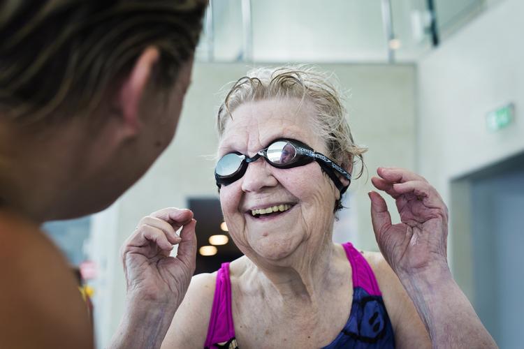 Svømning. 90-årige Esther Andersen er en af de 1.200 borgere i Københavns Kommune, som har fået en ekstra halv times hjemmehjælp om ugen. Den bliver brugt på en tur i svømmehallen. 