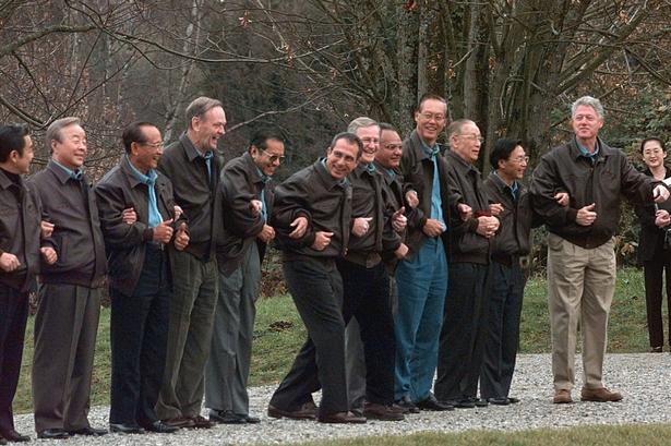 Det var egentligt Bill Clinton, der startede traditionen, da han ved topmødet i 1997 uddelte pilotjakker til gæsterne. 
