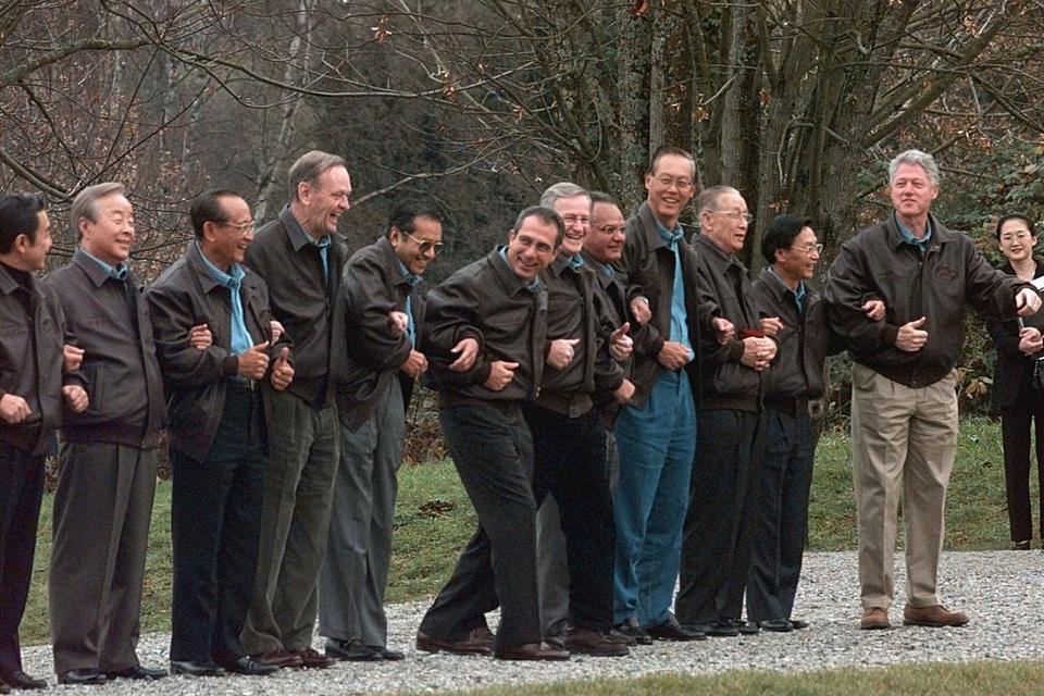 Det var egentligt Bill Clinton, der startede traditionen, da han ved topmødet i 1997 uddelte pilotjakker til gæsterne. 