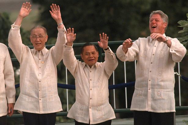 Præsident Clinton leder 'bølgen' ved topmødet i 1996 i Filippinerne. 