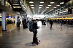 Netadgang. Mens det ofte er gratis og ubegrænset i USA, må man mange steder i Europas lufthavne finde kreditkortet frem, hvis man vil på nettet gennem længere tid. Få overblik i artiklen her. 