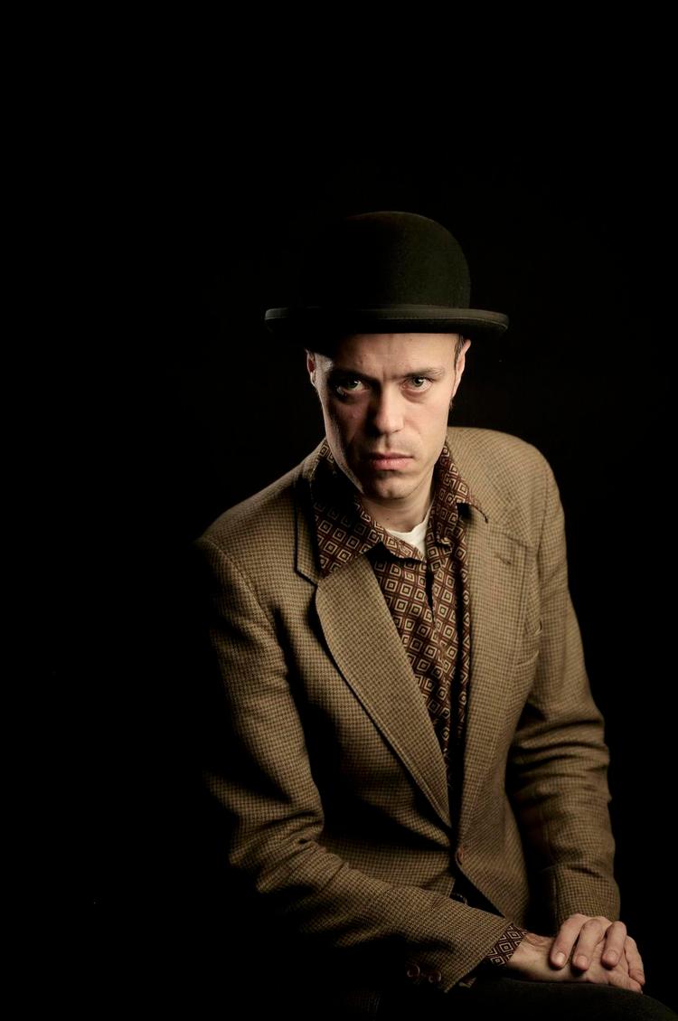 Dobbeltspil. Eiríkur Örn Norðdahls hovedperson Agnes er besat af holocaust og har nazismen med helt ind i soveværelset i skikkelse af nynazisten Arnor. Men egentlig er hun kæreste med Omar, som lige har taget en master i det mere fredelige emne Den nye passivkonstruktion i islandsk. Stort og småt mødes i 'Ondskab'. 