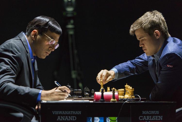 remis. Verdensmester Magnus Carlsen (th) under VM-matchen mod den tidligere verdensmester fra Indien,  Vishwanathan Anand. 