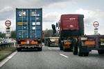 Transport. 10 millioner ekstra til kontrol af udenlandske lastbiler, og en stopper for muligheden for at  ansætte lastbilchauffører til rumænske lønninger. Det er to af fire punkter i en aftale, som regeringen, SF og Enhedslisten ser ud til at blive enige om. 