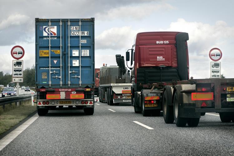 Transport. 10 millioner ekstra til kontrol af udenlandske lastbiler, og en stopper for muligheden for at  ansætte lastbilchauffører til rumænske lønninger. Det er to af fire punkter i en aftale, som regeringen, SF og Enhedslisten ser ud til at blive enige om. 