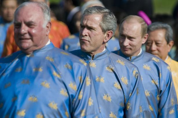 Traditionen blev videreført i 2006, da blandt andre Putin og Bush Jr. var til topmøde i Vietnam. . 